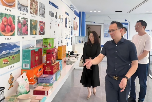 广东省农业科学院农业资源与环境研究所所长顾文杰一行莅临国基亿龙考察交流，就农业科技研发、液体肥料创新、生态修复技术推广等领域深入洽谈。