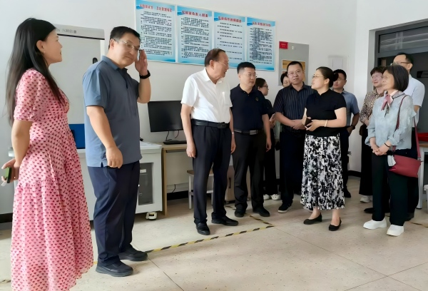 公司高层领导与华南农业大学院士罗锡文，工程学院院长李君，“科创中国”设施农业技术与装备科技服务团专家段洁利，农业农村部水田农业装备技术重点实验室副主任、副教授何杰，南方农业机械与装备关键技术教育部重点实验室教授藏英，以及广东海洋大学党委书记、教授杨洲等农业资深专家一行赴新疆大学考察合作。